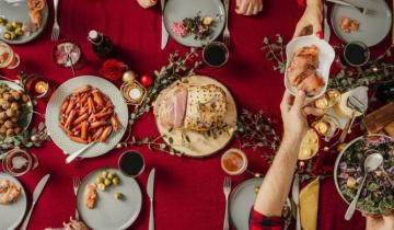 Jouluinen joululounaspöytä jossa tarjolla kinkkua
