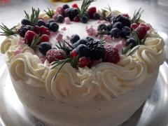 Flavoriassa tehty täytekakku