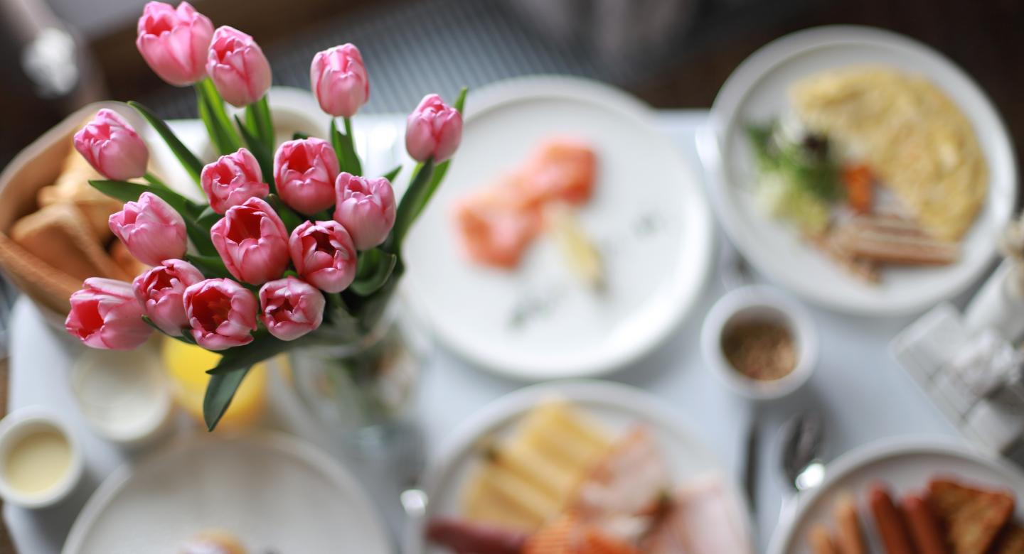 Kattaus jossa on tulppaaneja ja brunssi