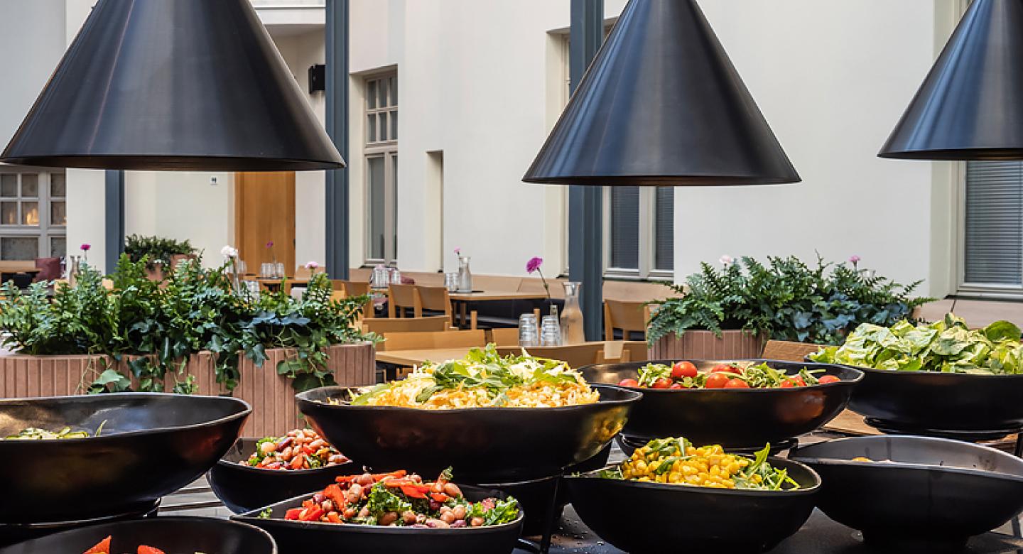 ravintola sisäpiha lounasbuffet