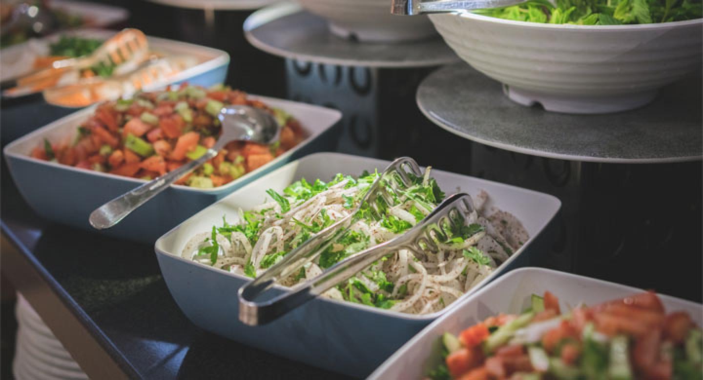 Runsas salaattipöytä