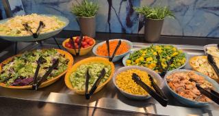 Weigh & Dine linjan salaattipöytä