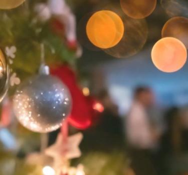 jouluinen tila jossa kuusi edustalla