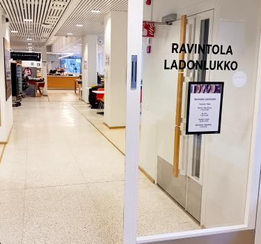 Ravintolan sisäänkäynti