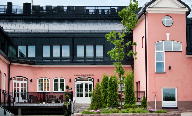Kaunis Hämeenkylän kartanon rakennus ulkoa