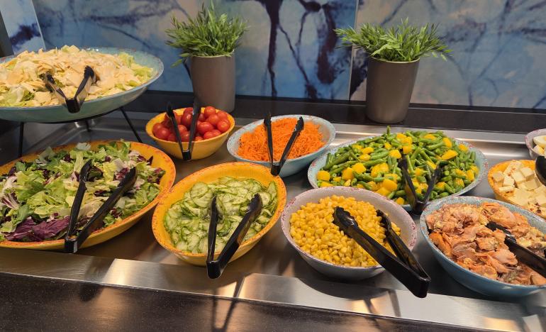 Weigh & Dine linjan salaattipöytä